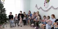 Поздравили маленьких пациентов - Новомосковское Благочиние
